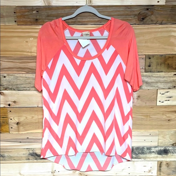 Daytrip size Med Coral and White Chevron Pattern Lightweight Short Sleeve Blouse - Picture 1 of 6